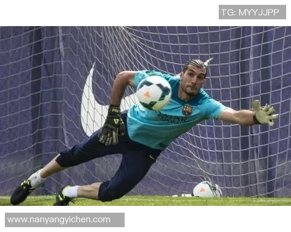 足球明星劈叉动作高清图片展示展现精彩瞬间与运动魅力